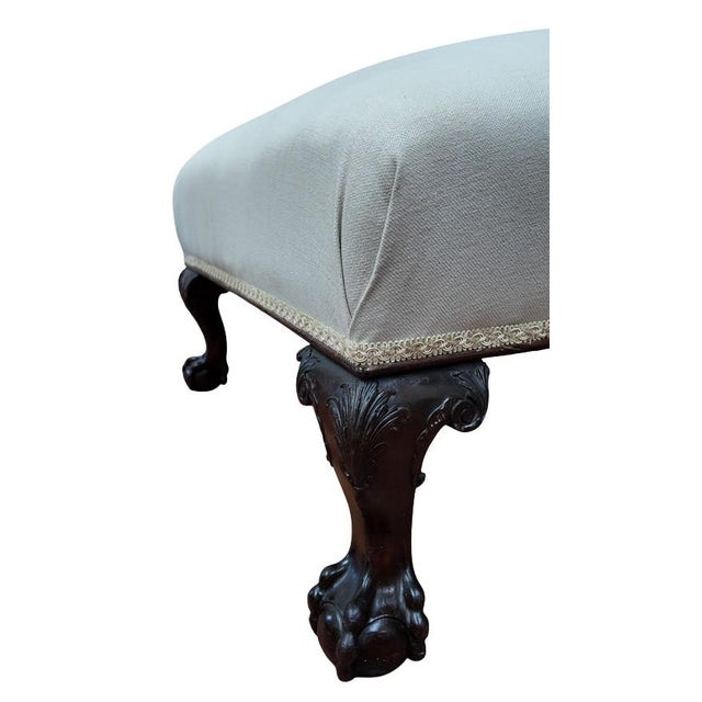 Late 19th Century George II Revival Mahogany Chaise Longue in Belgian Linen For Sale In Charleston - Image 6 of 9