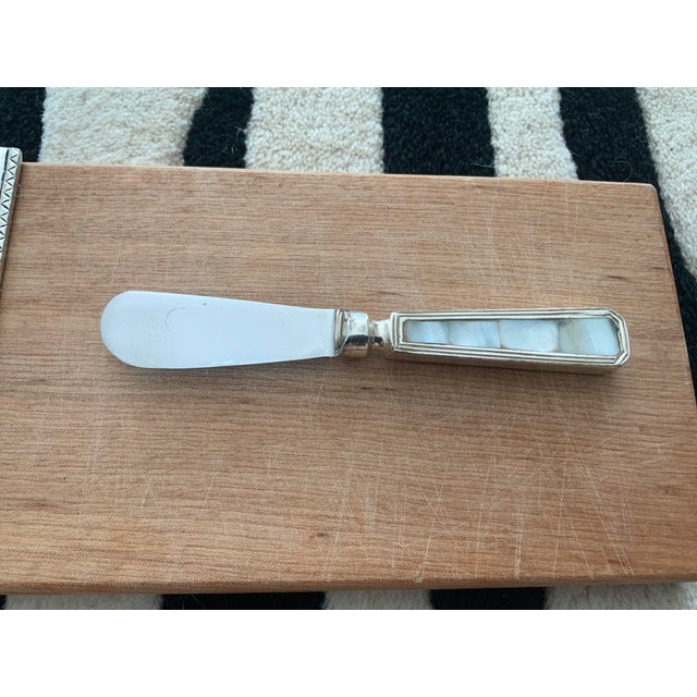 1990s Petite Wood and Pewter Cheese Board With Mouse & Cheese Knife- 2 Pieces For Sale - Image 9 of 13