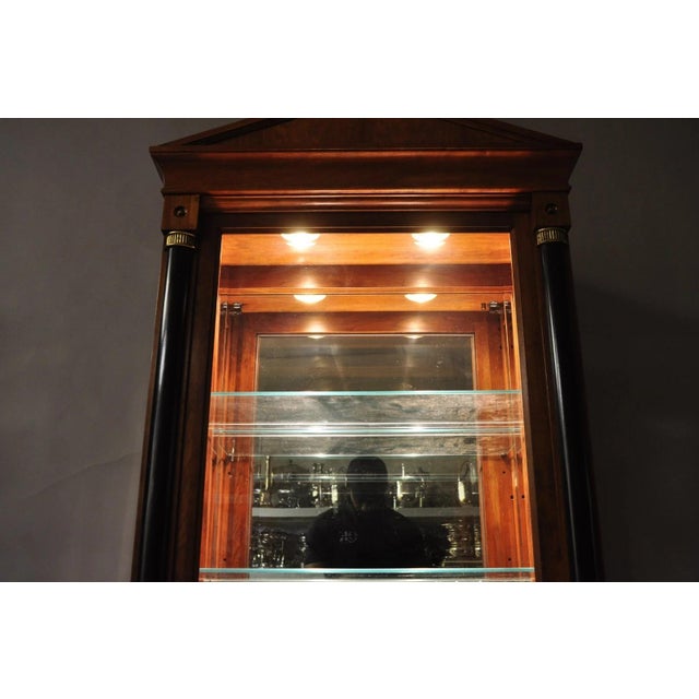 Late 20th Century Ethan Allen Medallion Collection Cherry Wood Glass Curio Cabinet W Black Columns For Sale - Image 17 of 18