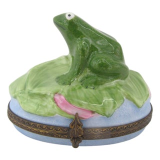 Limoges France Peint Main Frog on Lily Pad Hand Painted Porcelain Trinket Box For Sale