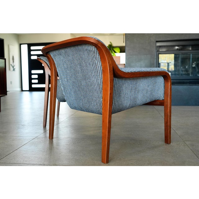 An exceptional and increasingly scarce pair of Model 1315 lounge chairs by Knoll, beautifully blending sculptural Mid-...