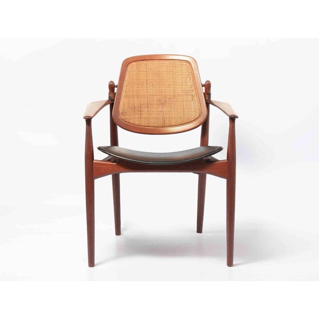 Iconic model realized by Arne Vodder in 1950s. Teak, leather and Rattan. Seat height 43 cm. Very good condition. This...