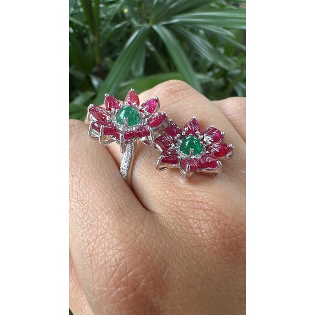 Set in 18k White Gold, Emerald Cabochon, Carved Ruby & Diamonds Toi Et Moi Ring, Us Size 7 For Sale - Image 11 of 11
