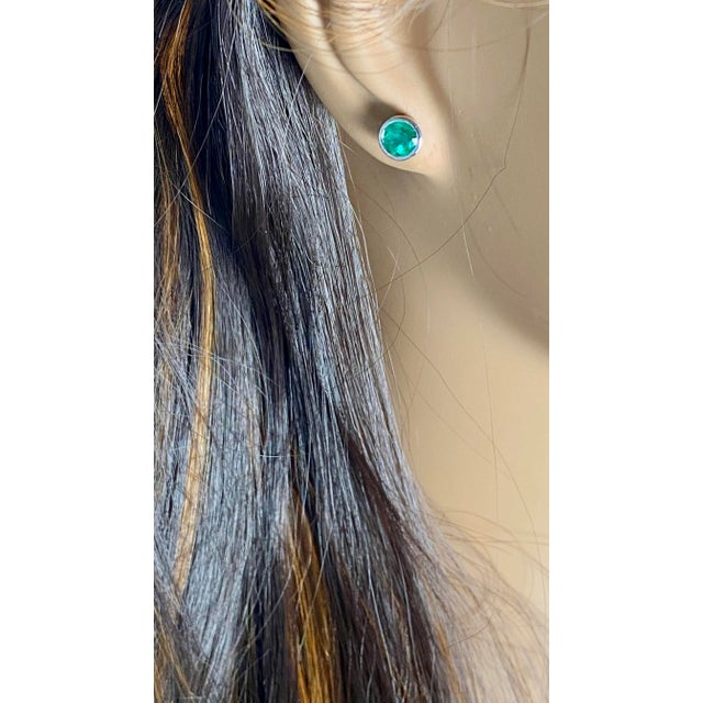 Contemporary 14 Karat White Gold Bezel-Set Pair Round Emerald 0.70 Carat Screw Back Earrings - 2 Pieces For Sale - Image 3 of 8