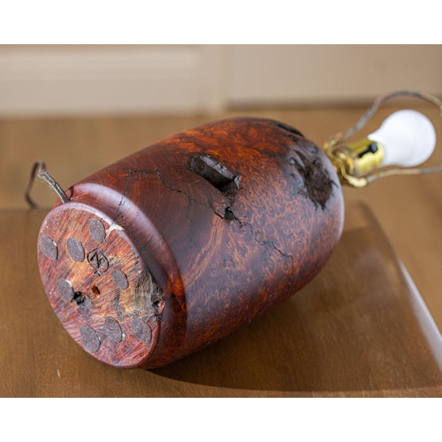 1960s Mid-Century Modern Signed Studio Redwood Burl Lamp – Circled 'Ac' Monogram For Sale - Image 10 of 11