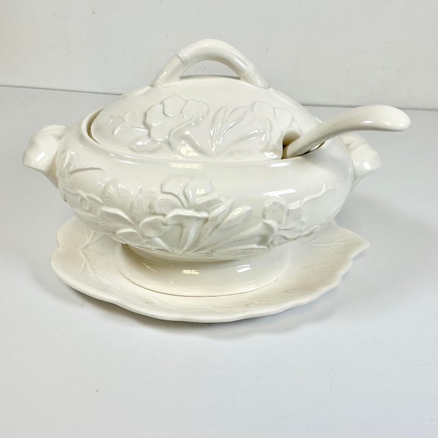 Mid-Century Hollywood Regency Coastal Cream Ware Iris Motif Ironstone Soup Tureen - 3 Piece Set For Sale - Image 4 of 18