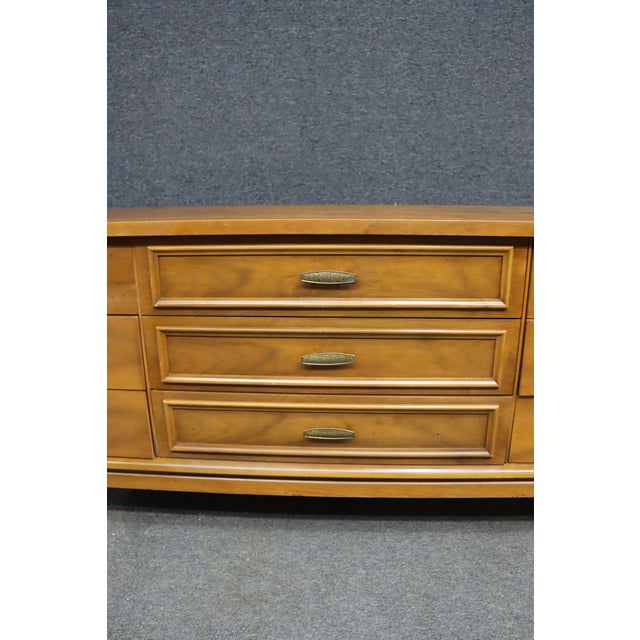 Attributed to Broyhill Mid-Century Modern Walnut Nine-Drawer Dresser For Sale In Philadelphia - Image 6 of 10
