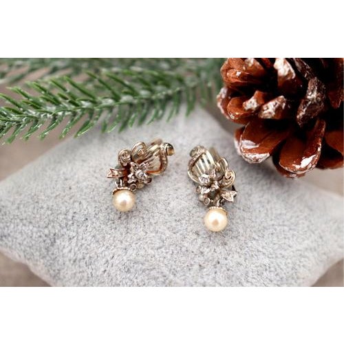 White Gold Earrings with Diamond Chips, Set of 2, in Very Good conditions. Designed 1920 to 1949 This piece has an...