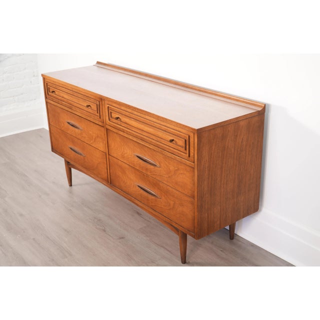 Broyhill "Double" dresser from the Sculptra collection in excellent vintage condition. It features a walnut finish, six...