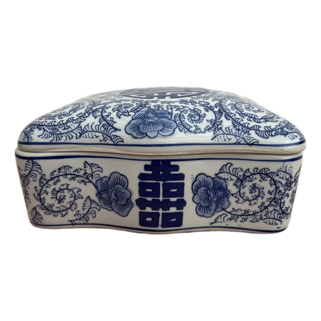 Late 20th Century Chinoiserie Vintage Blue & White Lidded Box For Sale