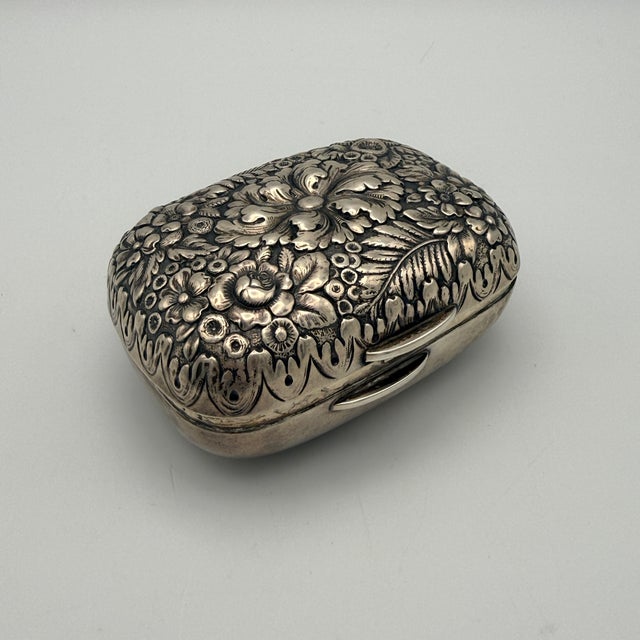 Antique Repoussé Frisiertisch Set in Sterling Silber from Tiffany & Co., 1890s, Set of 7 For Sale - Image 10 of 18
