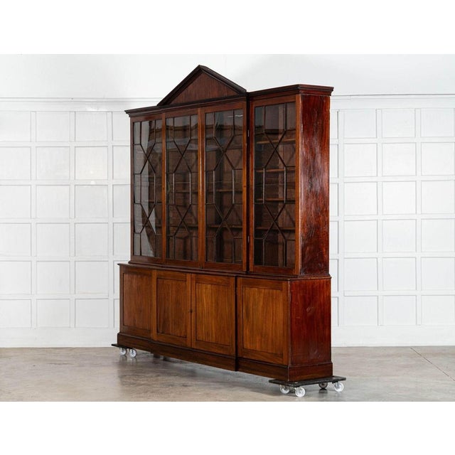 Early 19th Century George III English Breakfront Bookcase in Mahogany, 1800 For Sale - Image 5 of 18