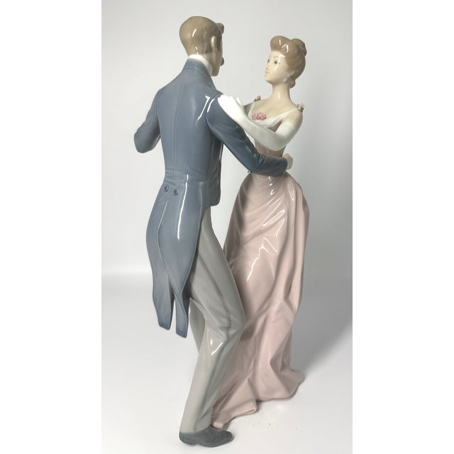 Traditional Vintage Lladró "Anniversary Waltz" Porcelain Figurine No. 1372 by Antonio Ballester For Sale - Image 3 of 7