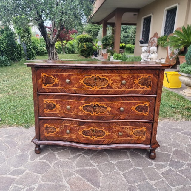 Lombard Chest of Drawers in Walnut with Inlays, 1680 For Sale - Image 3 of 11