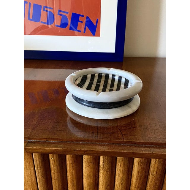 Black and white marble inlays ashtray Casigliani Italy, 1970s 16 diam. x 6 cm h Conditions: very good consistent with age...