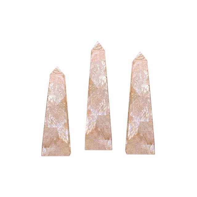 Decorative obelisks rendered in pink colored pen shell. The perfect objets to decorate a bookshelf or a mantle. These are...