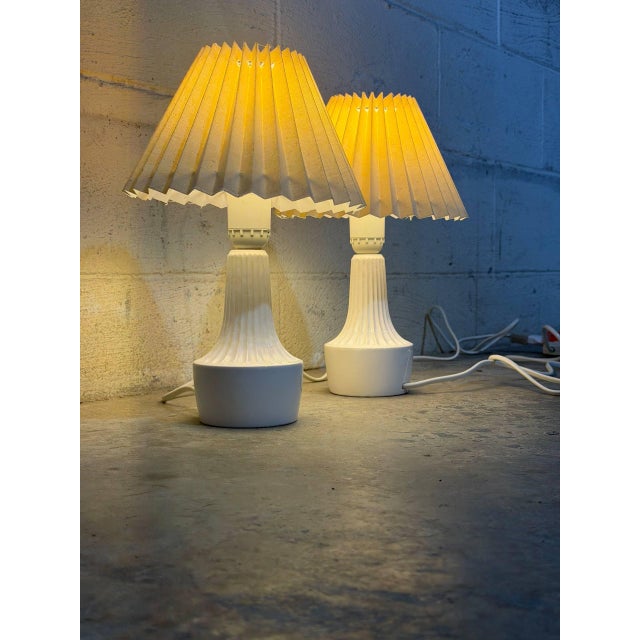 1960s Mid-Century Modern White Ceramic Table Lamps With Pleated Shades - Set of 2 For Sale In Los Angeles - Image 6 of 9