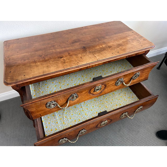 Early 18th Century Early 18th Century Bowfront Walnut Chest of Drawers For Sale - Image 5 of 7