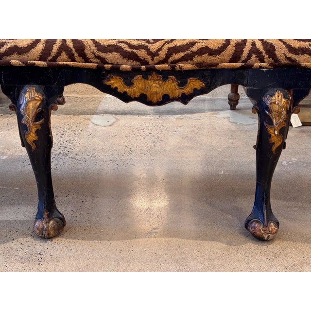 Wood Early 19th Century English Paint and Parcel Gilt Settee For Sale - Image 7 of 11