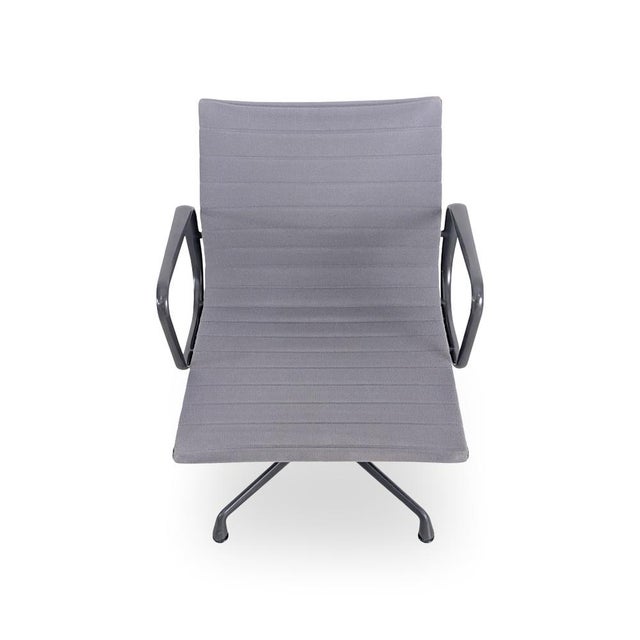 We are offering a beautiful Vitra EA 107 conference chair with a dark frame and light gray Hopsak fabric for sale. The...