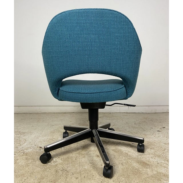 Knoll Knoll Saarinen Executive Chair W Swivel Base and Cato Blue Upholstery - Set of 6 For Sale - Image 4 of 6