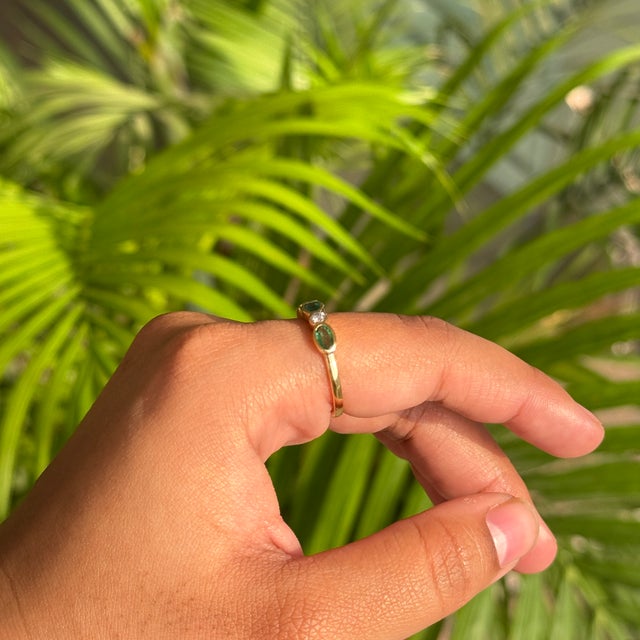 Oval Cut Three Stone Emerald Engagement Ring Size 5 With Natural Diamonds in 18k Gold For Sale - Image 11 of 16