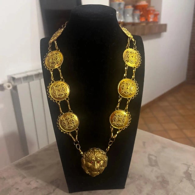 1960s Baroque Style Gilded Metal Costume Jewelry Italian Necklace For Sale - Image 6 of 9