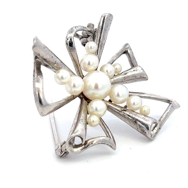Japanese 1990s Mikimoto Estate Akoya Pearl Brooch Pin 2.5-6 mm Silver For Sale - Image 3 of 7