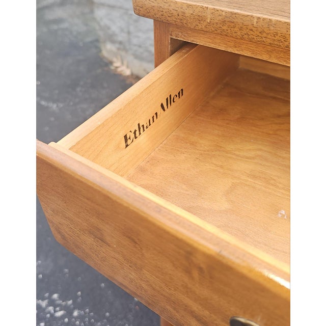 Wood Vintage Ethan Allen Baumritter Heirloom Nutmeg Maple Colonial Early American Nightstand For Sale - Image 7 of 10