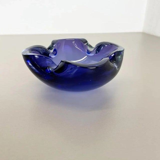 Heavy Blue Murano Glass Shell Bowl or Ashtray, Italy, 1970s For Sale - Image 3 of 17