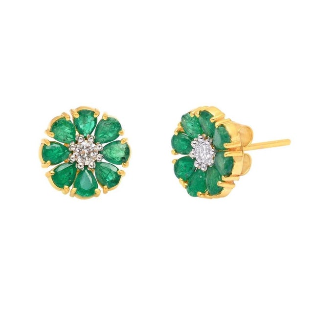 Modern Natural Emerald & Diamond Earring in 18k Gold For Sale - Image 3 of 8