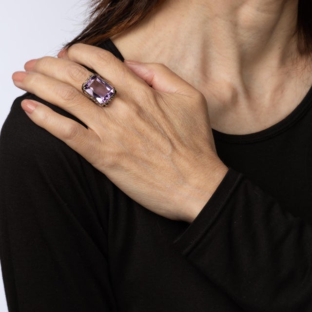 Vintage Art Deco era amethyst & enamel cocktail ring (circa 1920s to 1930s) crafted in 14 karat white gold. Faceted square...