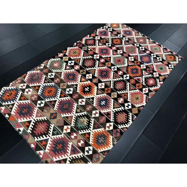 1960s Vintage Turkish Rustic Handwoven Kilim Rug- 4′11″ × 8′10″ For Sale In Phoenix - Image 6 of 11