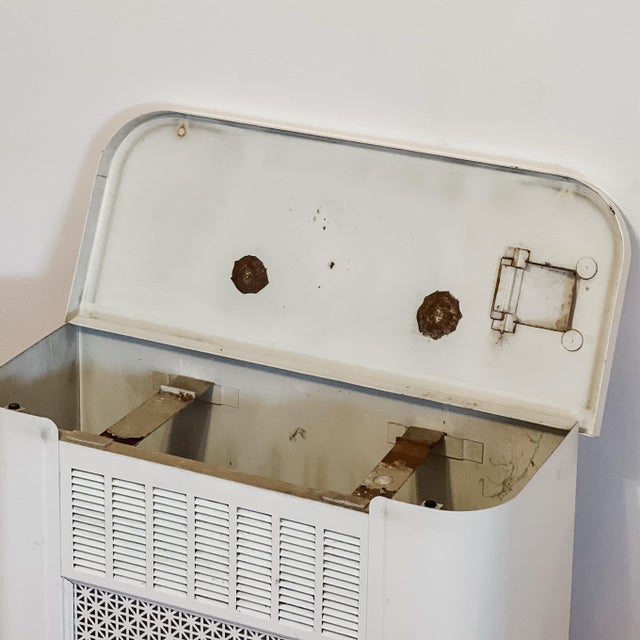 1910s Antique White Métal Radiator Cover From a 1910 Prairie Style House For Sale - Image 5 of 10