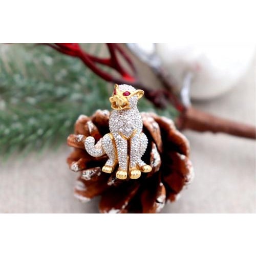 Gold Gold Leopard-Shaped Brooch with Diamonds For Sale - Image 8 of 8