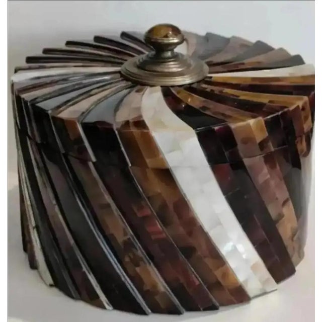 1990s Vintage Maitland-Smith Large Tessellated Faux Tortoise Shell and Mother of Pearl Decorative Box For Sale In Atlanta - Image 6 of 6