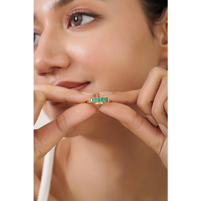 Five-Stone Natural Emerald Band Ring Size 4 With Diamond Accents in 14k Yellow Gold For Sale - Image 11 of 17