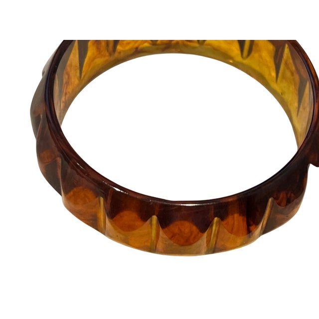 Vintage Carved Bakelite Bangle Bracelet in Marbled Amber Root Beer Tones For Sale - Image 6 of 7