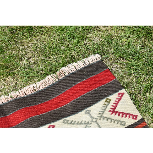 White 1950s Hair Band Motif Rustic Style Turkish Vintage Handwoven Kilim Rug For Sale - Image 8 of 11
