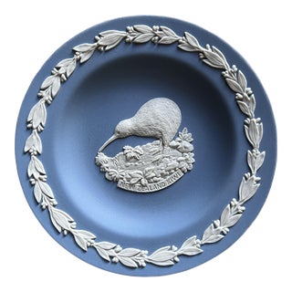 1970s Wedgwood Jasperware Plate New Zealand Kiwi Bird For Sale