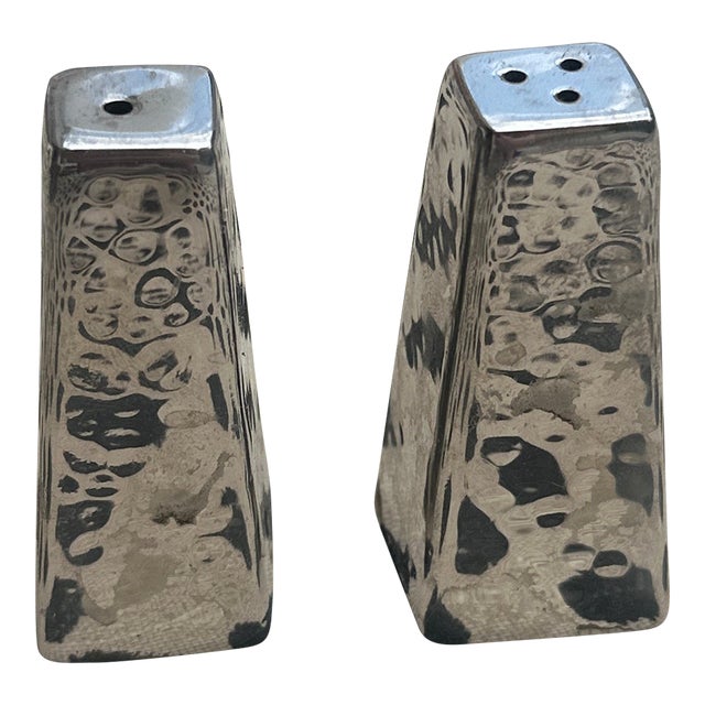 Pair of Silver-Tone Metal Geometric Salt and Pepper Shakers For Sale