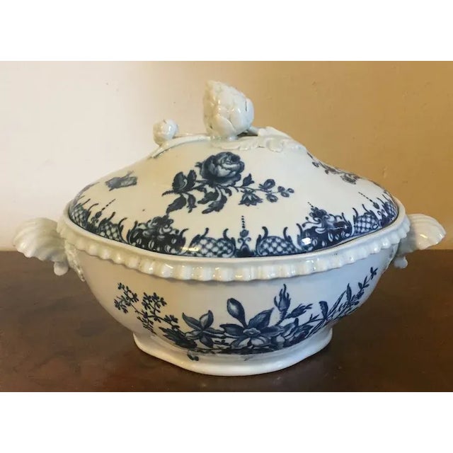 Antique 18th Century Worcester Porcelain Tureen with Knop Decorated with Blue Flowers and Butterflies For Sale In New York - Image 6 of 13