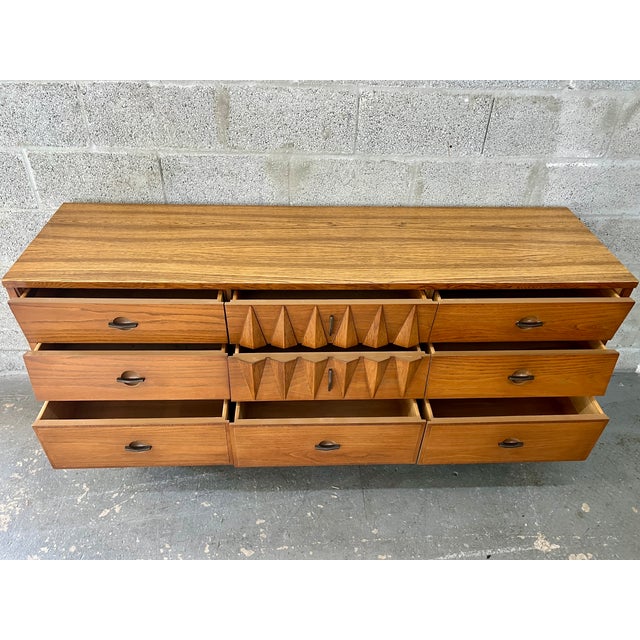 Mid Century Modern Sculptural Harlekin Style Nine Drawers Dresser. Circa 1960s. For Sale - Image 15 of 18