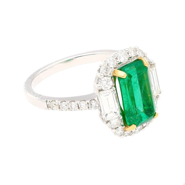 2.22 Carat Emerald Cut Natural Colombian 10mm Emerald & Baguette Diamond Ring Size 6 For Sale - Image 4 of 12