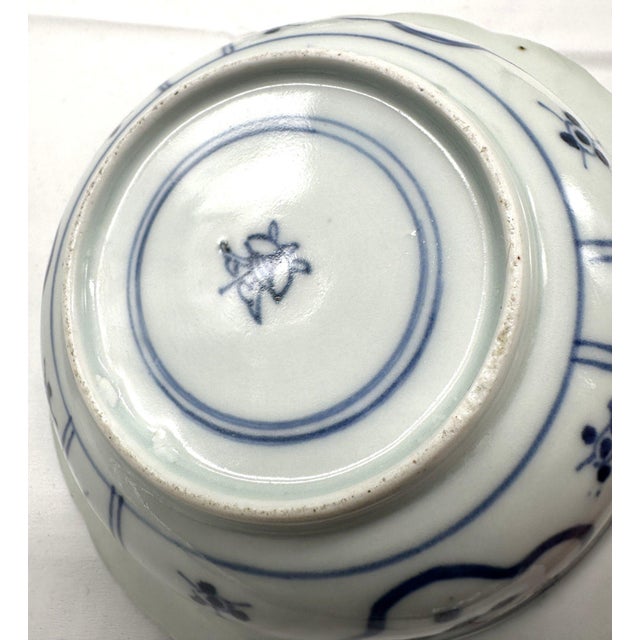 Rare Pair of 18th Century Chinese Export Blue and White Scalloped Bowls Long Eliza Motif For Sale - Image 13 of 15