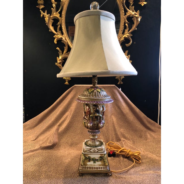 1950s Vintage Italian Porcelain Figural Hand Painted Gilt Table Lamp With Shade For Sale - Image 5 of 13