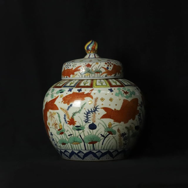 Chinese Jar With Colorful Fish and Algae Patterns. Great Ming Jiajing Make（maybe It's a 19th Century Bailout） For Sale - Image 3 of 13
