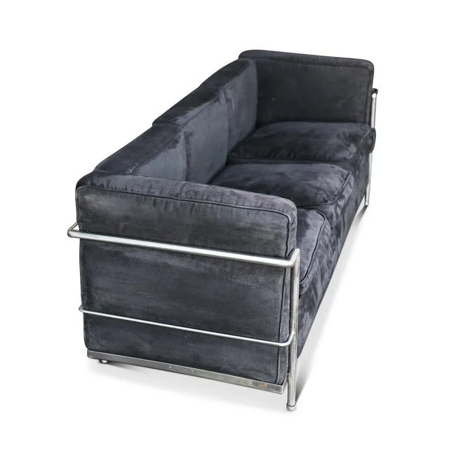 Small version of this LC2 sofa for all of the family. Height to seat: 32cm This piece is designed in the style of the...