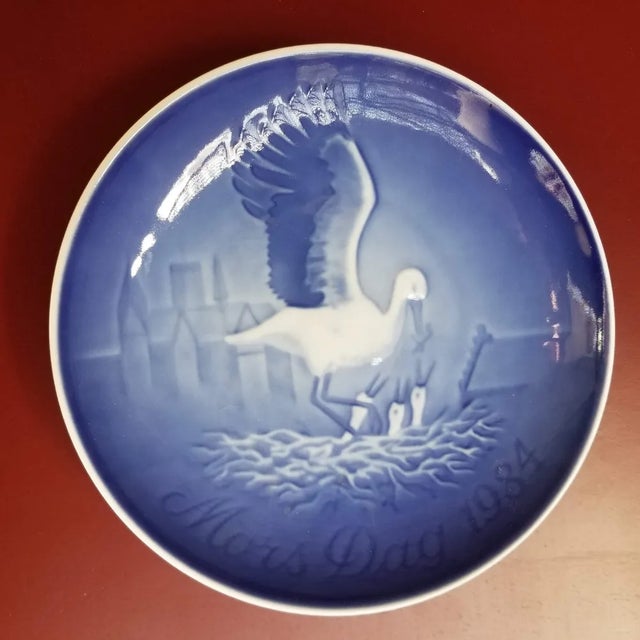 These vintage collectible Mother's Day plates are sure to make any mom smile. These annual collectible plates originated...