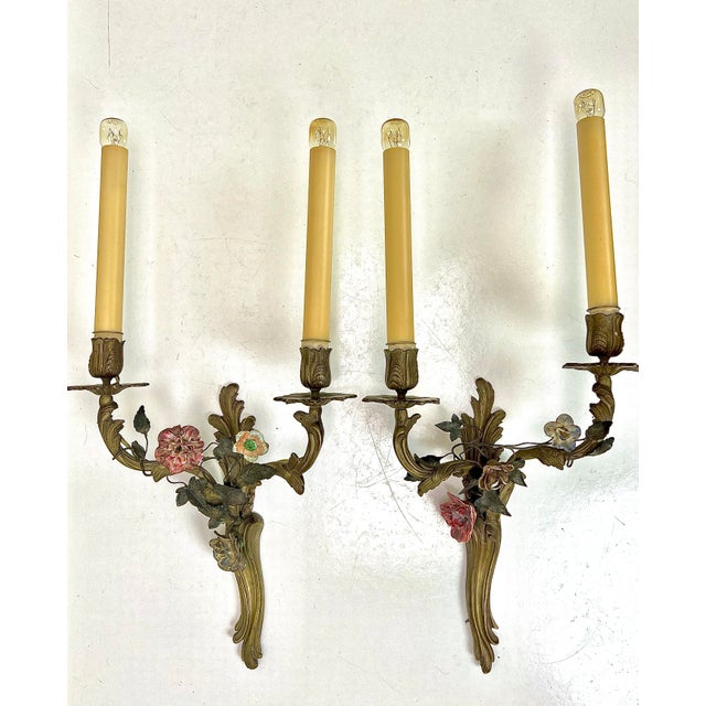 Brass and Tole Floral Wall Sconces, France, 1940s, Set of 2 For Sale - Image 3 of 18